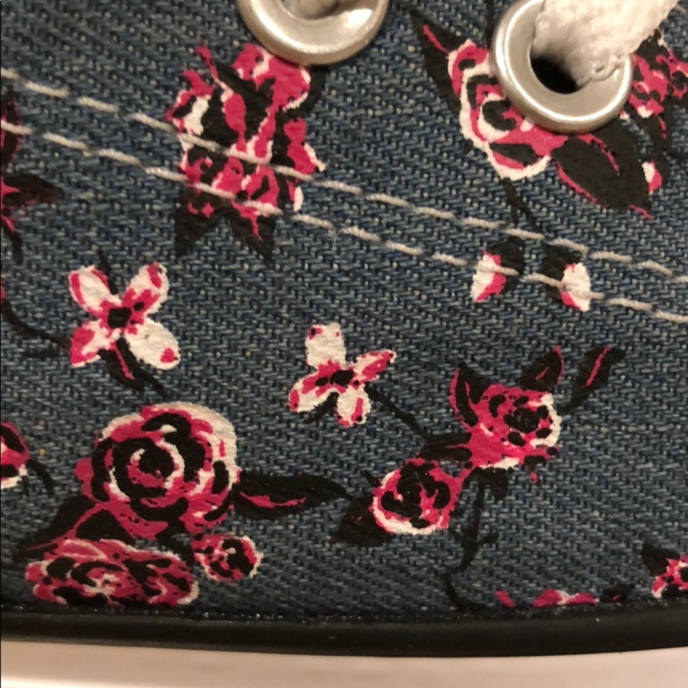 NIB women’s Converse shoes 👟 - Picture 8 of 8